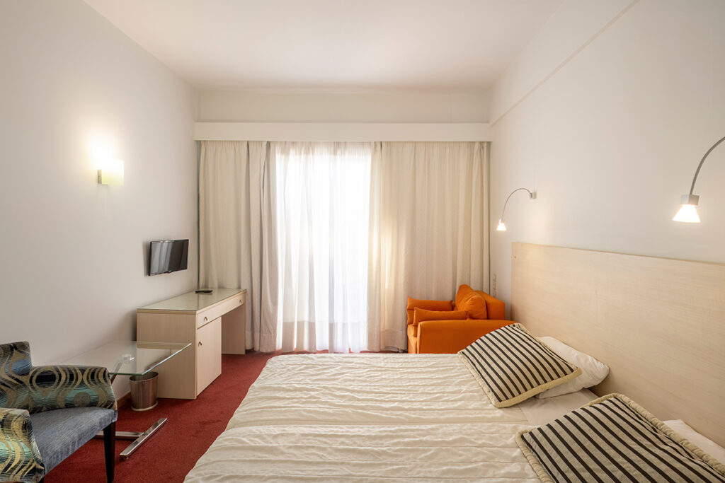 Δίκλινο δωμάτιο με μονά κρεβάτια