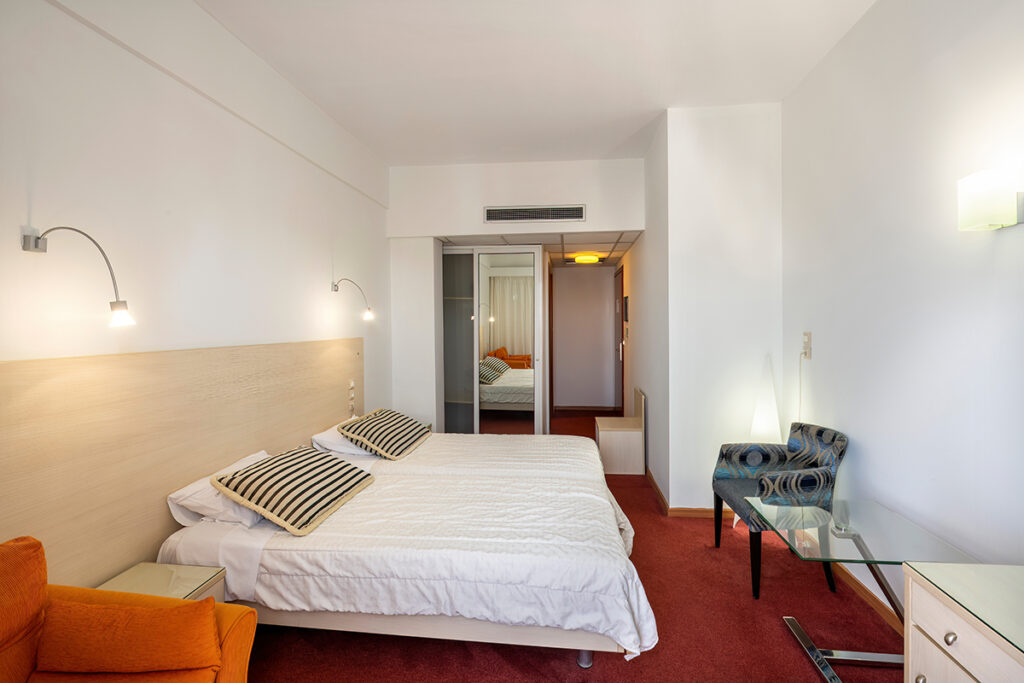 Δίκλινο δωμάτιο με μονά κρεβάτια