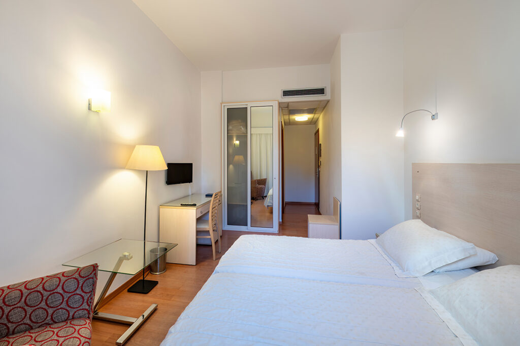 Δίκλινο δωμάτιο με μονά κρεβάτια